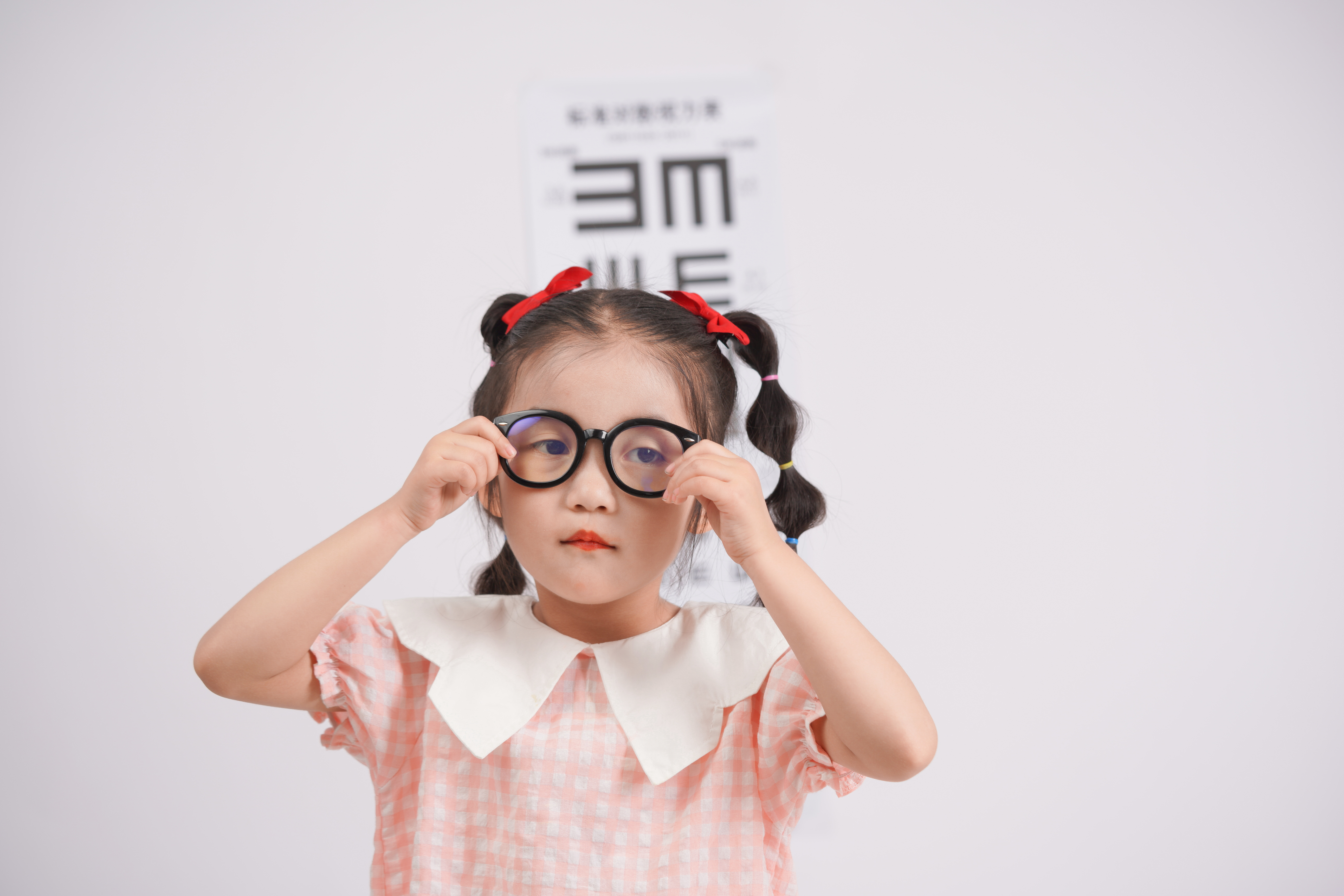 千库网_矫正视力白天女孩室内眼镜摄影图配图_摄影图编号207257.jpg